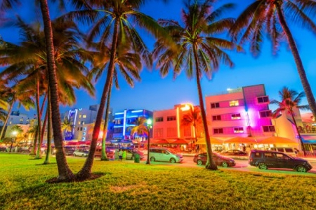 Am Abend der Ocean Drive in Miami Beach, Florida