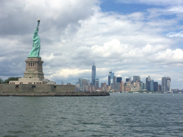 Die weltberühmte Freiheitsstatue ("Miss Liberty") im Hafen von New York auf Liberty Island