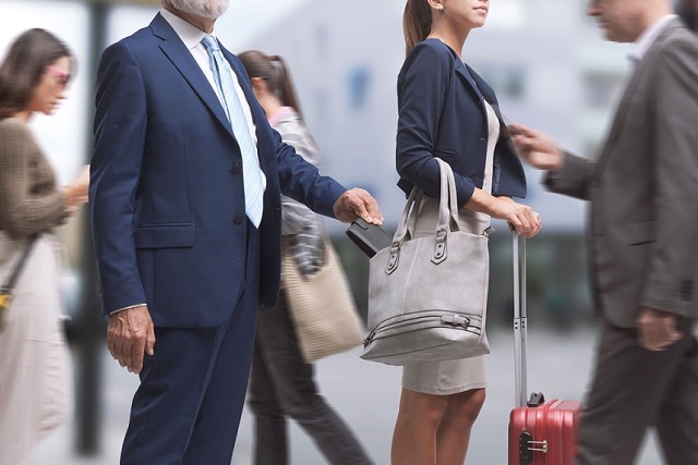 Ein Dieb beim Taschendiebstahl auf einer Straße in Hawaii