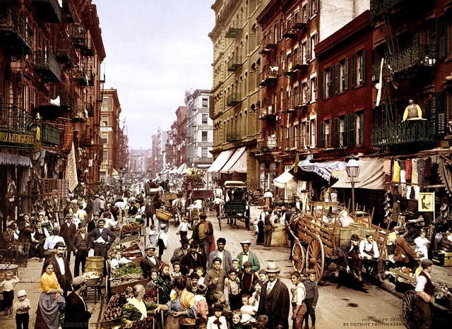 Eine lebhafte historische Szene der Murbery Street in Little Italy, New York