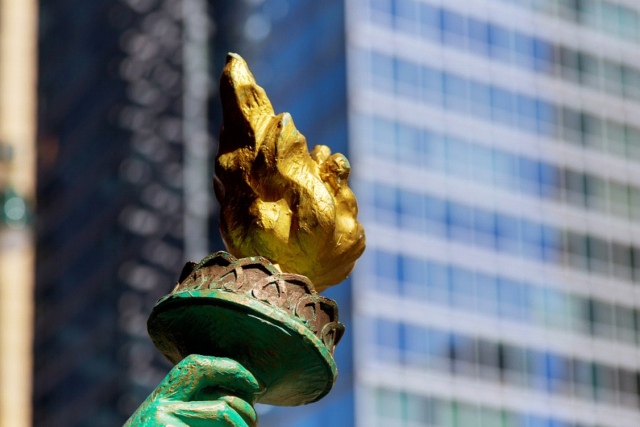 Fackel in der rechten Hand der Freiheitsstatue