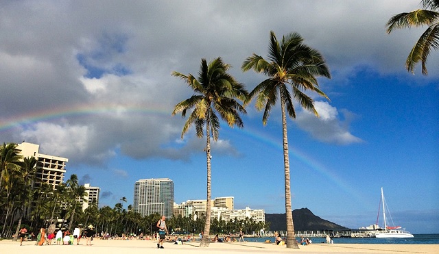 Touristen genießen einen traumhaften Strandtag in Hawaii mit malerischer Kulisse, sollten jedoch die Kriminalität im Auge behalten.