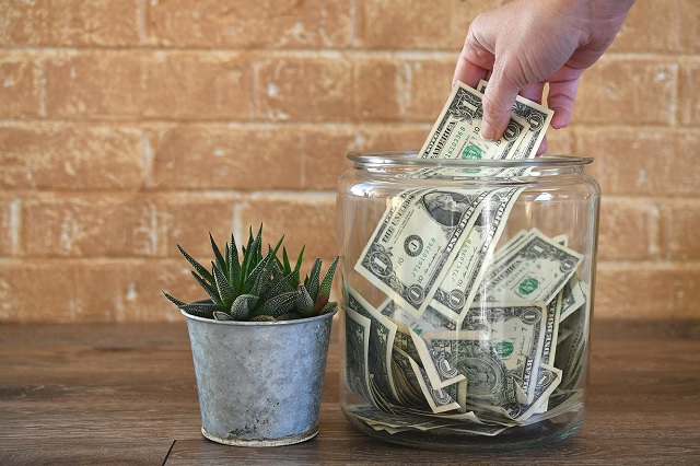 Gelddose mit Trinkgeld in einem Restaurant in den USA