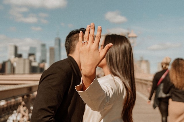 Paar küsst sich nach Hochzeitsanträgen in New York, USA