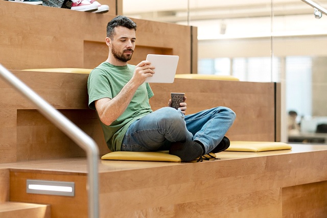 Student studiert mit digitalem Tablet auf dem Universitätscampus in den USA