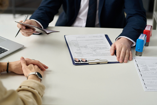 Eine norwegische Frau beantragt ein US-Visum, um in die Vereinigten Staaten zu reisen